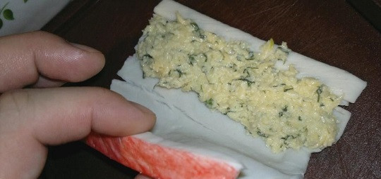 1. Этап. Крабовые палочки с сыром: 5. Далее все очень просто. На развернутую палочку выложить немного салата и аккуратно размазать ножом или ложкой. Этот простой рецепт крабовых палочек с сыром можно также дополнить отварными яйцами.