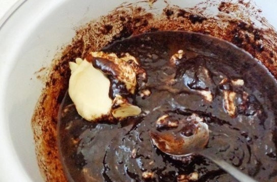 1. Этап. Сладкая колбаса из печенья со сгущенкой: В кастрюле на небольшом огне подогрейте до растворения сахар, сгущёнку, молоко и какао. Когда масса станет единой, выключите огонь и добавьте масло. Тщательно перемешайте.