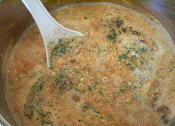 1. Этап. Аджика домашняя острая: В конце варки добавьте соль и все специи. Можно положить свежую зелень. Перемешайте — и проварите еще 10 минут.