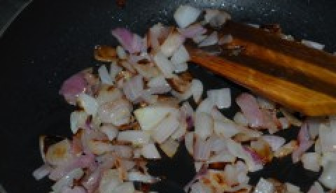 1. Этап. Гуляш из колбасы: 3. И обжарьте лук на сковороде.