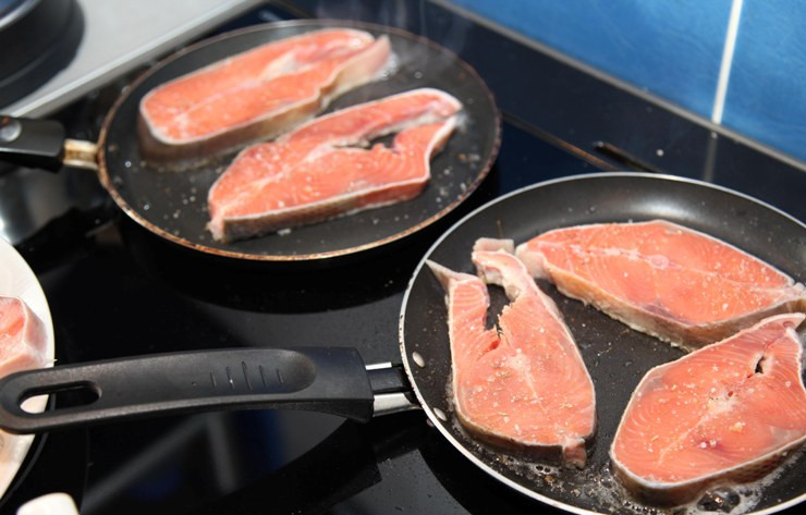 1. Этап. Стейк из горбуши в духовке: Далее разогреваем в сковороде растительное масло, уменьшаем огонь до среднего и выкладываем на сковороду стейки приправленной стороной вниз, сверху посыпаем их остатками смеси соли, сахара и тимьяна.