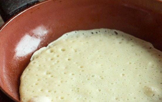 1. Этап. Блины тонкие на дрожжах: Полученную смесь вводим в тесто, перемешиваем хорошенько. Оставим тесто еще минут на 20, а затем начнем выпекать блины обычным способом, смазывая сковороду растительным маслом.