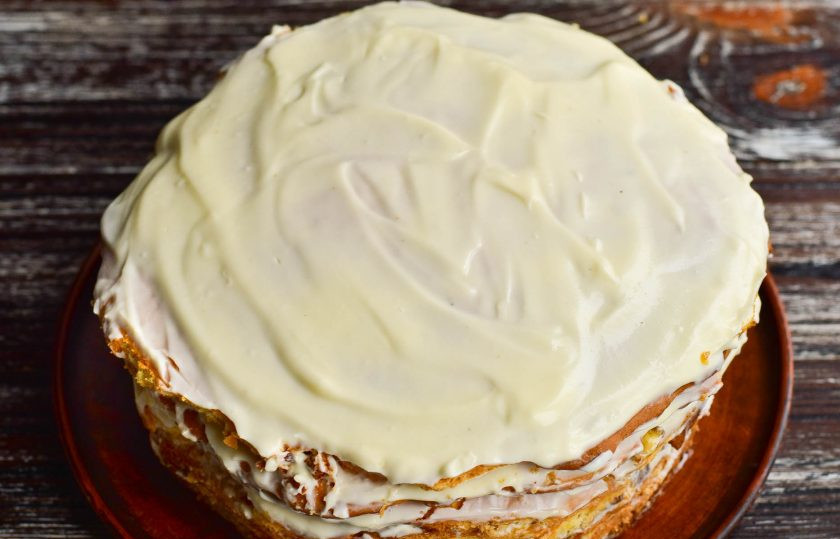 1. Этап. Медовик с бананом и киви: Таким образом чередуя коржи с фруктами соберите весь торт. Верхний корж просто смажьте обильно сметаной. Один корж оставьте для украшения торта.