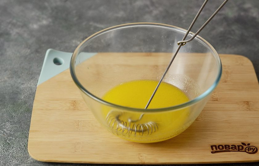 1. Этап. Бэлиш с тыквой: Растопите сливочное масло. Для теста смешайте воду с растопленным маслом и солью.