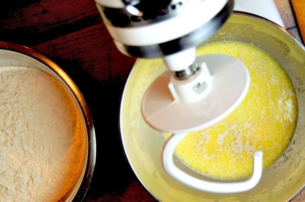 1. Этап. Булочки для перекуса: 2. Через три минуты добавьте 4 столовые ложки растопленного сливочного масла, сахарный песок и размешайте.