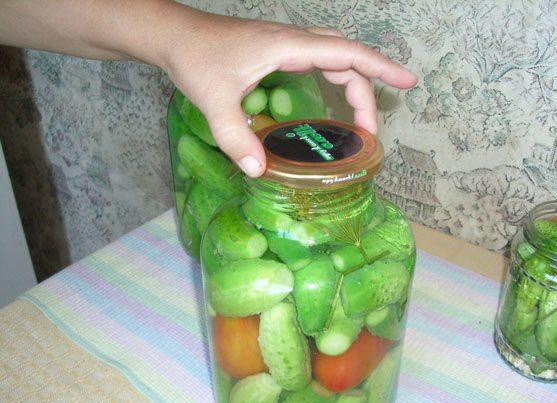 1. Этап. Консервированные огурцы: Огурцы залить кипятком и закрыть крышкой. Оставить постоять 30 минут.