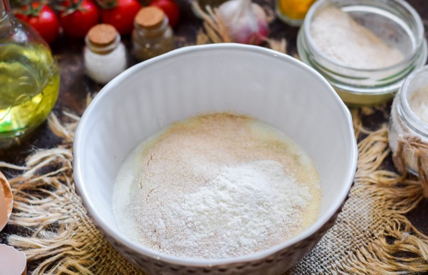 1. Этап. Оладьи на кефире из ржаной муки: Добавьте в миску пшеничную муку, разрыхлитель.