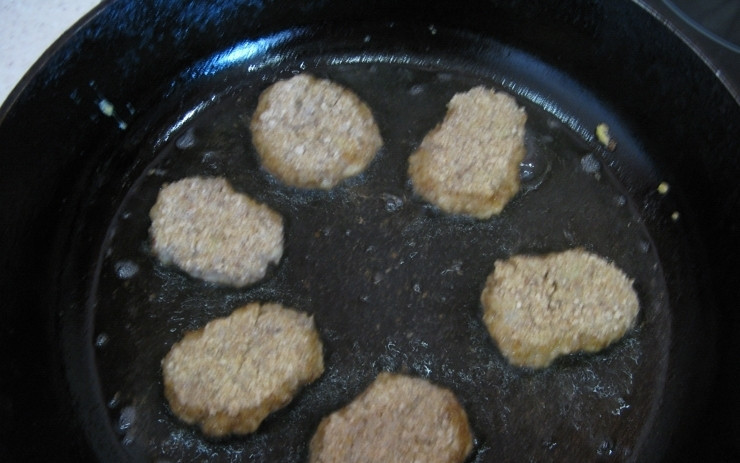 1. Этап. Котлеты из гречневой каши: Обваляйте в сухарях, обжарьте в масле с двух сторон до золотистого цвета. Готово! Подаем котлеты из гречневой каши с овощами. Приятного аппетита)