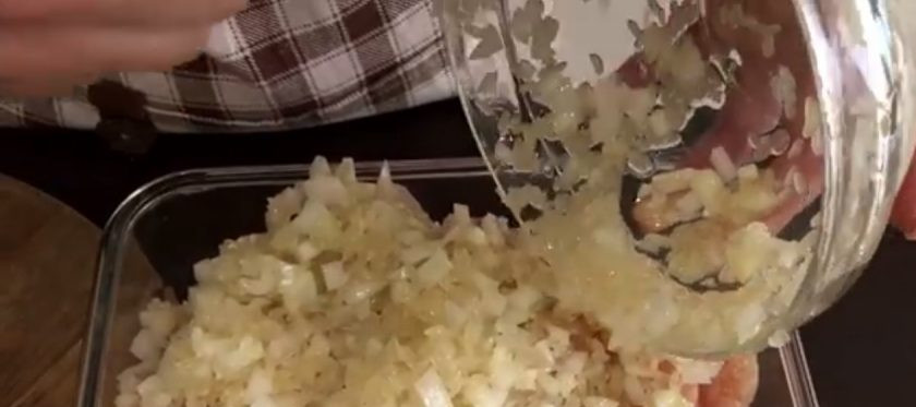 1. Этап. Ужин на всю семью за 25 минут: 2. Сырой рис смешайте с луком и чесноком, добавьте растительное масло и перемешайте. Рис с луком выложите к мясу и хорошо перемешайте.