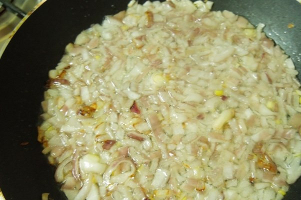 1. Этап. Суп из филе пангасиуса: Обжариваем измельченный лук.