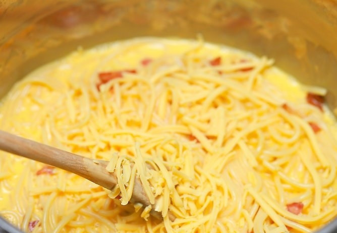 1. Этап. Вкусные спагетти: 8. Тщательно перемешайте, добавьте оставшийся тертый сыр и сразу же подавайте к столу. Приятного аппетита!