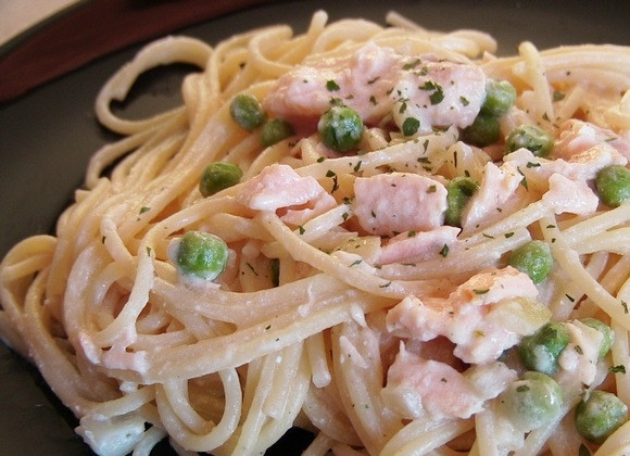 1. Этап. Спагетти с лососем в сливочном соусе: Отварите спагетти согласно инструкции на упаковке до состояния «аль денте», процедите. Перемешайте спагетти с горячим соусом и сразу же подайте на стол. Посыпьте блюдо нарезанной зеленью петрушки и молотым черным перцем. Приятного аппетита!