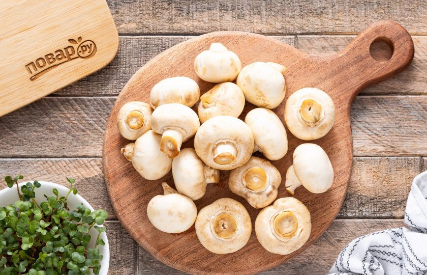 1. Этап. Шампиньоны в аэрогриле: Шампиньоны тщательно помойте и обсушите. Если грибы не слишком грязные, достаточно просто протереть их влажной тряпочкой, чтобы они не впитывали лишнюю воду. Крупные грибы можно разрезать на 2-4 части, небольшие оставьте целыми.