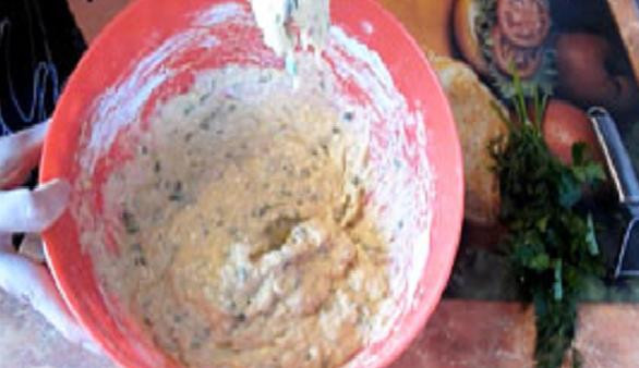 1. Этап. Кабачковые оладьи без яиц: Размешиваем тесто, пока оно не станет густым. Если его можно зачерпнуть ложкой с горкой, значит тесто дошло до нужного состояния.