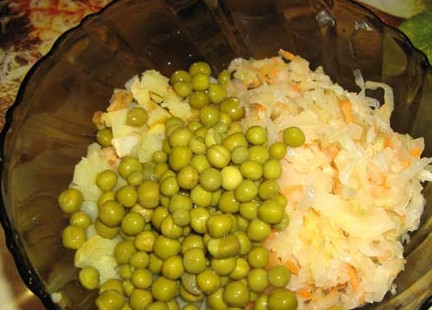 1. Этап. Салат из квашеной капусты с горошком: 2. Теперь очистим остывшую картошку и натрем ее на крупной терке. Смешаем с капустой и луком, добавим горошек.