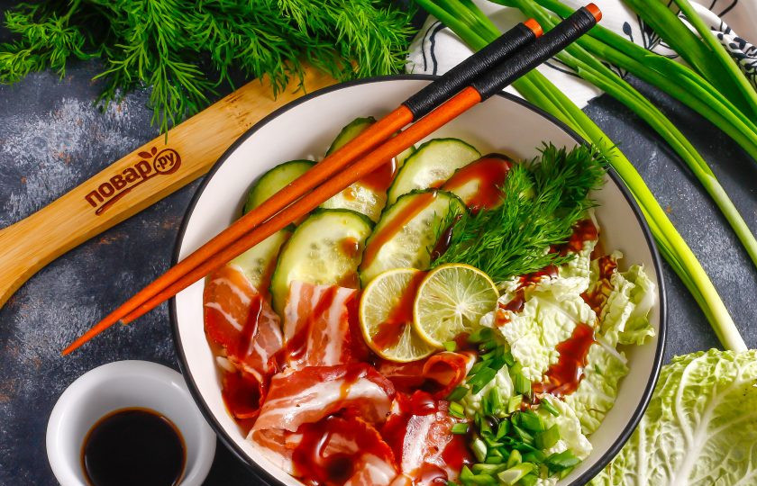 1. Этап. Поке: Измельчите промытую свежую зелень и добавьте в емкость, полейте все соевым соусом и сразу же подайте к столу.