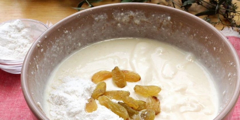 1. Этап. Вкусняшки из творога: В творожную массу добавьте муку и изюм, хорошо все перемешайте.