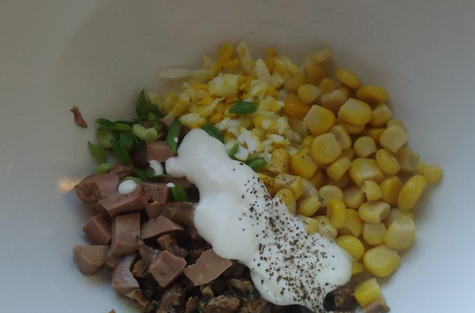 1. Этап. Салат из печени трески с кукурузой: Добавьте майонез, соль и перец по вкусу. Перемешайте.