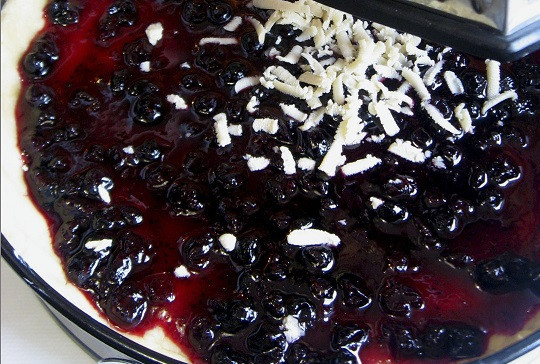 1. Этап. Пирог на маргарине с вареньем: 7. Небольшой кусочек теста нужно натереть на терке, держа ее в руке прямо над формой.