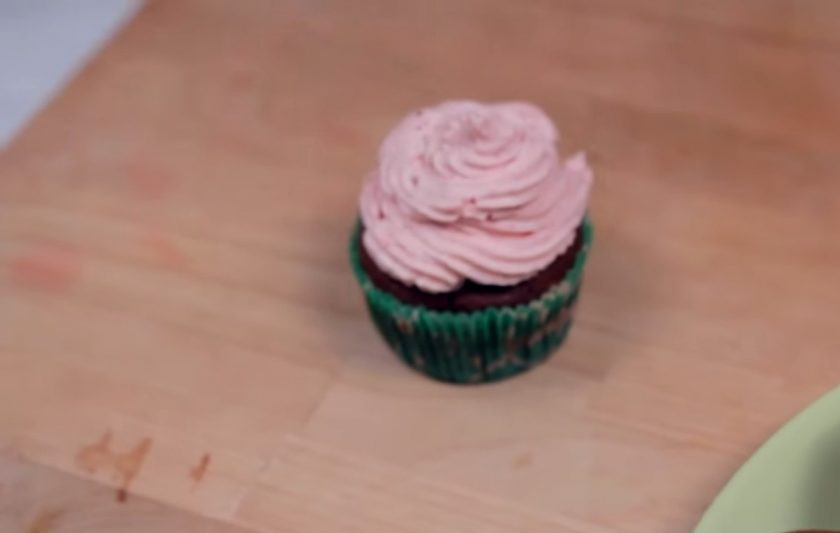 1. Этап. Шоколадные капкейки с клубничным кремом: 7. Добавьте клубнику (можете вмешать в нее немного красителя) и перемешайте миксером. Заправьте крем в кондитерский мешок и украсьте им остывшие капкейки. Посыпьте их кондитерским конфетти. Приятного аппетита!