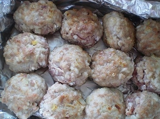 1. Этап. Тефтели, запеченные в духовке в сметанном соусе: 7. После переложите в жаропрочную форму.