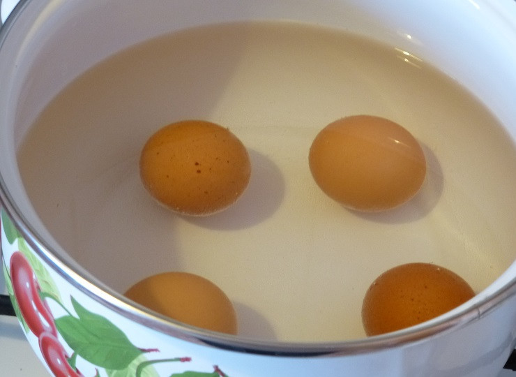 1. Этап. Салат из морепродуктов Для любимого: необходимо отварить яйца