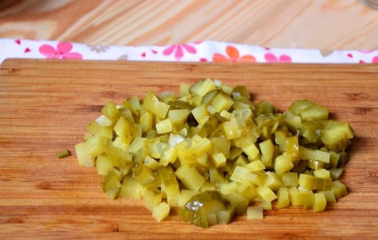 1. Этап. Соус тартар к рыбным котлетам: Поставьте яйцо отвариваться до состояния вкрутую. Тем временем нарежьте солёные огурчики. Нужно стараться нарезать их как можно мельче. Для экономии времени можно измельчить их в блендере при помощи насадки с ножами.