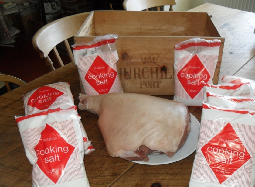 1. Этап. Пармская ветчина в домашних условиях: Окорок весит около 4,5 кг, поэтому соли надо много.