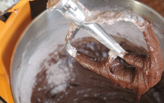 1. Этап. Грушевый шоколадный пирог: 6. Соедините все ингредиенты вместе, влейте молоко и взбейте до однородности. Готовое тесто выложите ровным слоем на груши. Разровняйте поверхность лопаткой.