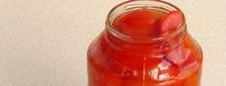 1. Этап. Помидоры в желе: Залить банки с помидорами маринадом.