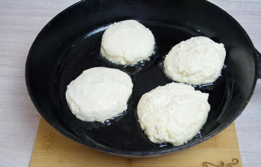 1. Этап. Сырники с манкой: Мокрыми руками сформируйте из теста сырники. Разогрейте сковороду. Влейте немного растительного масла, обжарьте сырники на сковороде с двух сторон до румяности.