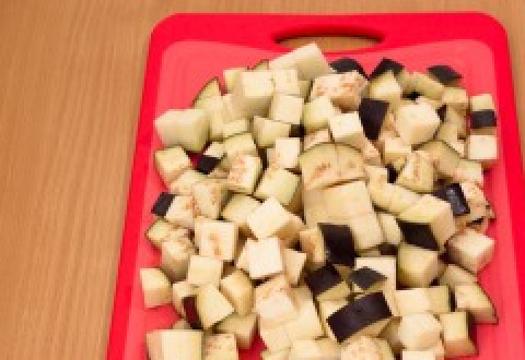 1. Этап. Баклажаны по-дагестански: Баклажаны моем и режем кубиками.