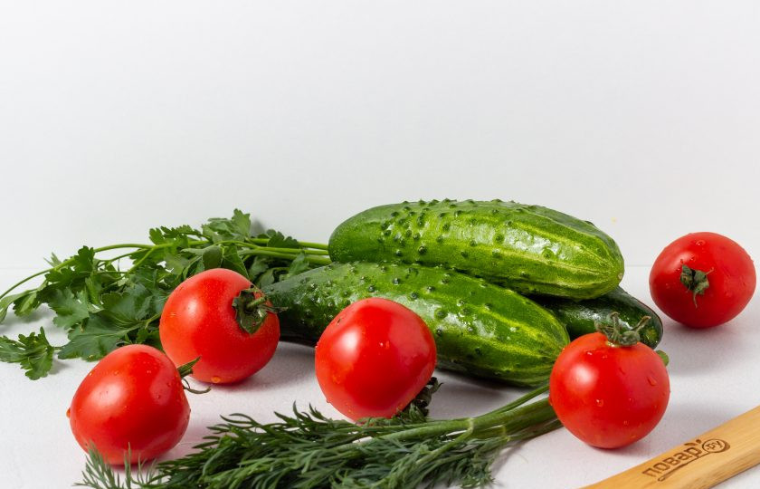 1. Этап. Салат Ахцан: Подготовьте все необходимые ингредиенты. Овощи и зелень помойте и обсушите.