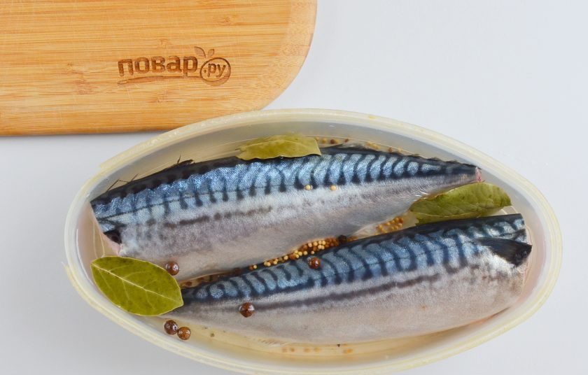 1. Этап. Скумбрия соленая: Залейте рыбу рассолом, закройте крышкой, уберите в холодильник на 12 часов минимум. Если рыба крупная, как у меня (вес каждой 500 грамм), то через сутки она будет малосольной, через 2-3 дня в самый раз. Если вы порезали рыбку кусочками, то 8 часов хватит. Пробуйте на свой вкус.