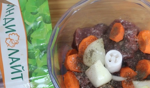 1. Этап. Закусочный кексы Красная шапочка: С печени снять пленку. Пробить в блендере вместе с морковью и луком.