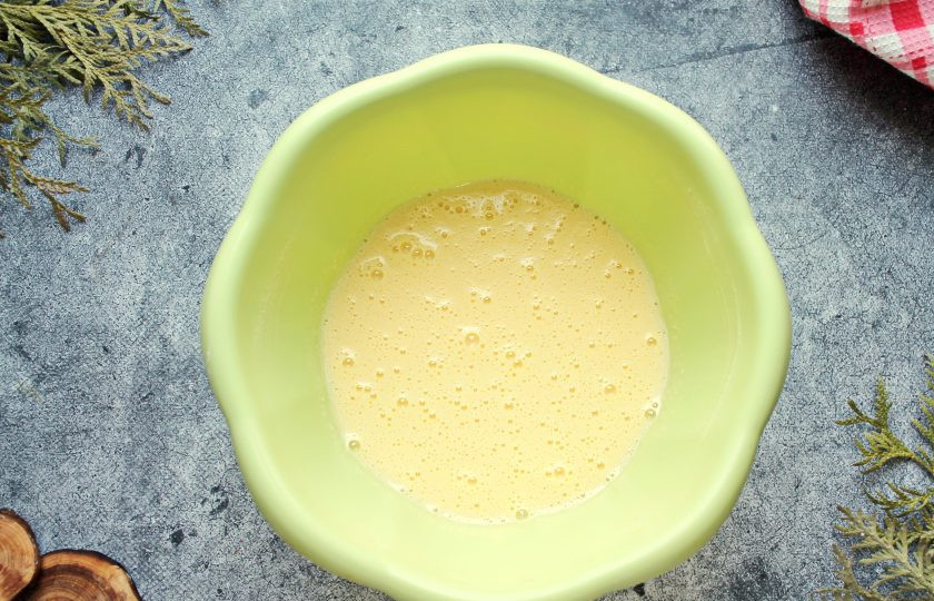 1. Этап. Тирамису с чаем матча: Поставьте миску на водяную баню и взбивайте массу до пышной, светлой массы.