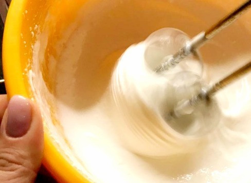 1. Этап. Бисквитный пирог с полентой: Белки взбить до крепкой пены с добавлением оставшегося сахара