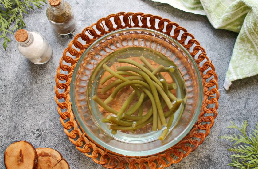 1. Этап. Папоротник со свининой: Соленый папоротник промойте и замочите его в холодной воде на 6-8 часов. Затем промойте и порежьте на куски длиной 5-6 сантиметров.