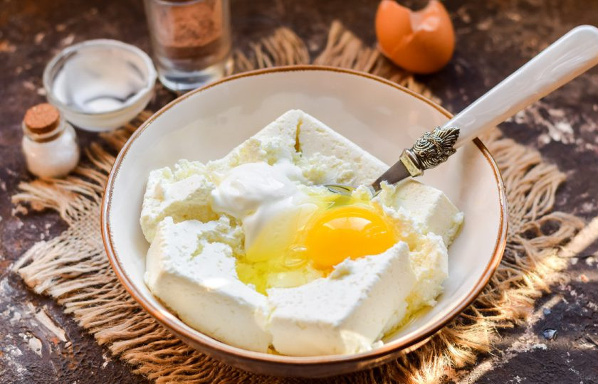 1. Этап. Варшавский сырник: Добавьте к творогу яйцо и порцию сметаны.