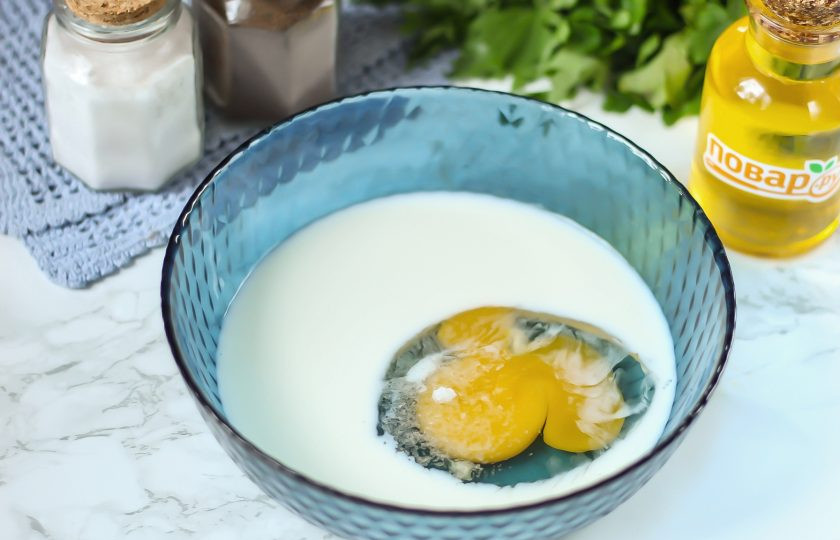 1. Этап. Фриттатензуппе: Пока бульон варится, можно приготовить блины. Влейте в глубокую емкость молоко любой жирности, вбейте куриное яйцо и всыпьте соль. Взбейте все венчиком или вилкой.