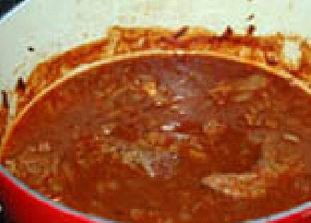 1. Этап. Ребрышки в соусе: Положите мясо в соус и варите в течении 2,5 часа. Помешивайте каждые 40 минут.