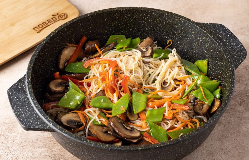 1. Этап. Тайское блюдо из рисовой лапши: Затем добавьте грибы и овощи. Аккуратно перемешайте и прогрейте все вместе ещё около минуты.