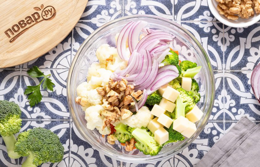 1. Этап. Салат из моркови, брокколи и цветной капусты: Красный лук нарежьте перьями, сыр мелкими кубиками, а грецкие орехи подсушите на сковороде и крупно порубите. Добавьте к остальным ингредиентам.