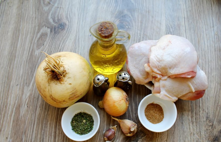 1. Этап. Репа с курицей в духовке: Подготовьте все необходимые ингредиенты для приготовления репы с курицей в духовке. Овощи вымойте и почистите от кожуры. Курицу сполосните и обсушите.