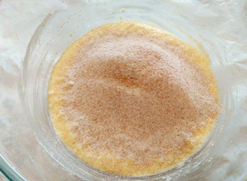 1. Этап. Творожные пышки: Введите в творожную массу просеянную цельнозерновую муку и перемешайте.