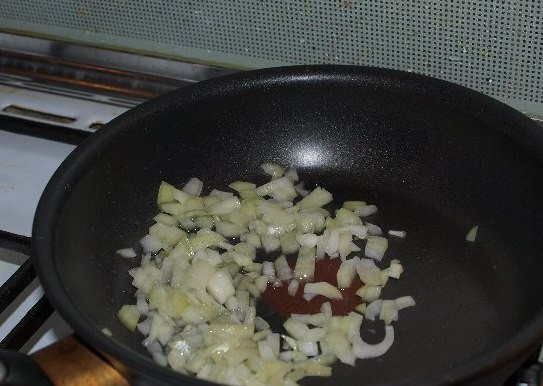 1. Этап. Телятина, жареная на сковороде: Для начала чистим репчатый лук, нарезаем его на небольшие кубики и обжариваем на растительном масле до золотистого цвета.