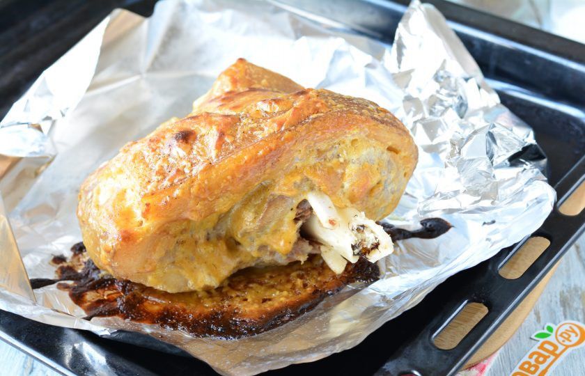 1. Этап. Отварная запеченная рулька в духовке: Запекайте рульку при температуре 190 градусов, чтобы она подрумянилась.