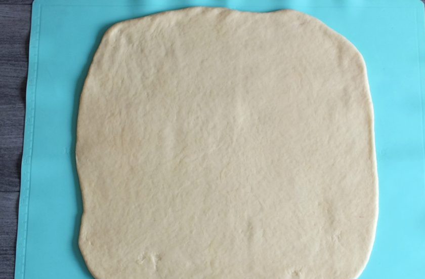 1. Этап. Дрожжевой пирог с яблоками и изюмом: Раскатайте тесто в прямоугольник, толщиной 0,3 см.