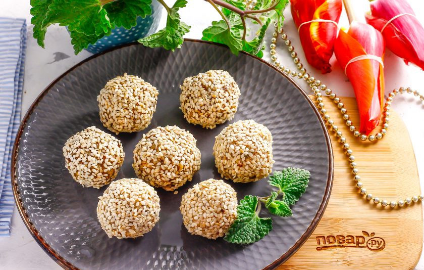 1. Этап. Постные конфеты: Выложите приготовленные постные конфеты на тарелку и подайте к столу. При желании их можно немного охладить.