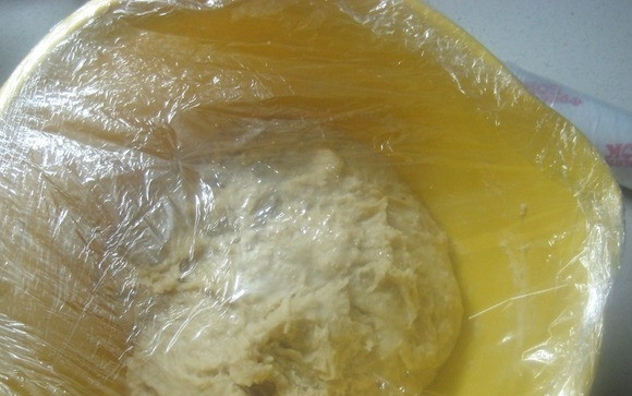 1. Этап. Булочки облитые халвой: Оставьте тесто на 1,5 часа при комнатной температуре под плёнкой.